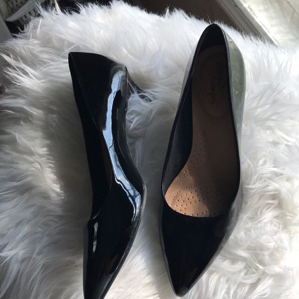 NWOT Black shiny patent kitten heels size 9